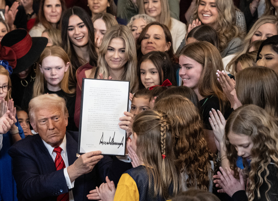 Aláírta a transz nőket a nők versenyeiről kitiltó rendeletet Trump