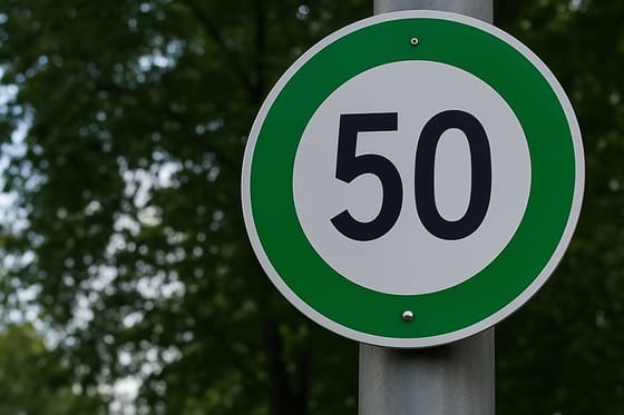 Zöld kör, nem piros – ezt az új KRESZ-táblát nem kötelező betartani