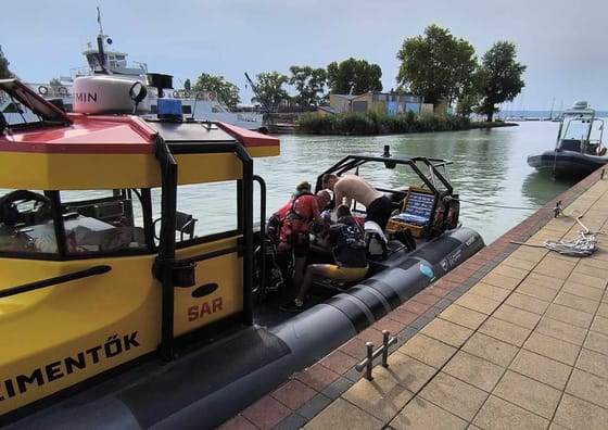 Belefulladt a Balatonba egy vízibicikliző külföldi