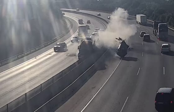 Autószállító kapott defektet az M0-son, a rakomány egyik kocsija átrepült a szemből érkezők közé