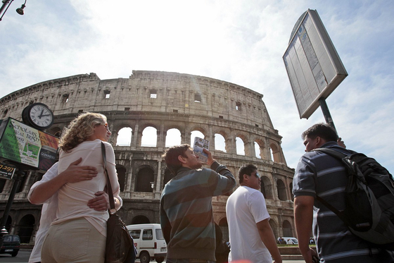FelnyĂĄrsalta magĂĄt a Colosseum kerĂtĂ©sĂ©re egy amerikai turista