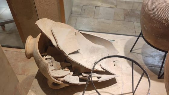 Véletlenül összetört egy 3500 éves ritka leletet egy kisgyerek, amikor egy izraeli múzeumban járt