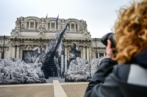 Hatalmas optikai illúzióvá alakították át a milánói pályaudvart