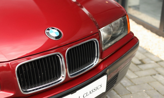 Irány a 90-es évek: 1430 kilométerrel árulják ezt a csillogó régi 3-as BMW-t