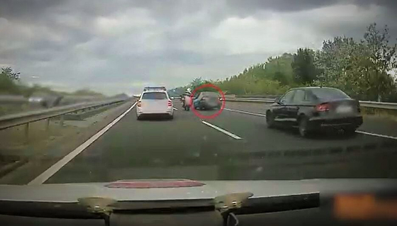 Autósüldözés volt Miskolctól Budapest felé – videón, ahogy az ámokfutó a rendőröket is leszorítja