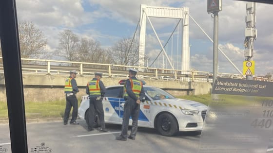 A rendőrség már lezárta az Erzsébet hidat a 17 órakor kezdődő tüntetés miatt