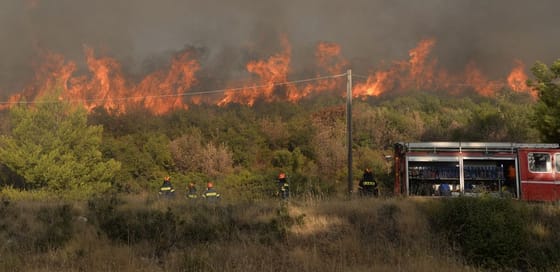 Teljes településeket kellett kiüríteniük a görög hatóságoknak az Athén környékén tomboló tűzvész miatt