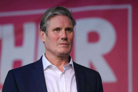Száz éve nem mért parlamenti többséggel győzhet a brit Munkáspárt