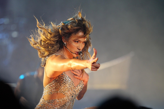 Ezt a két fotót osztotta meg magáról Jennifer Lopez az Instagramon, 212 milliót fizethet miatta