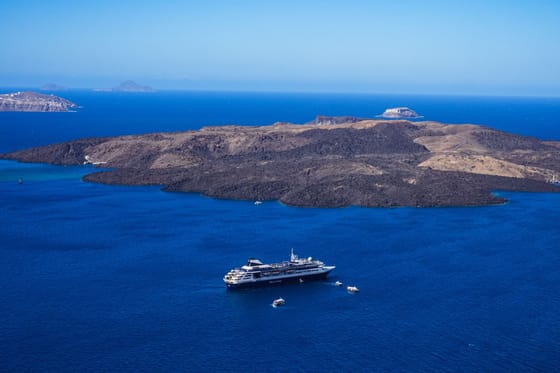Megérkezett az első turistahajó Szantorinire, pedig még mozog a föld