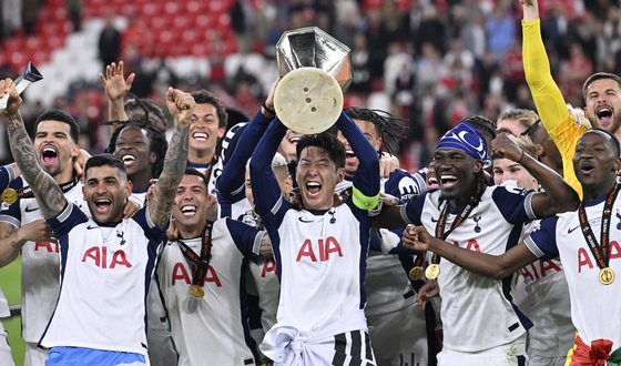 KĂnos helyzetbe kerĂĽlt az UEFA, nem jutott minden Tottenham-játĂ©kosnak Ă©rem