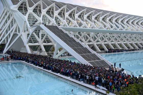 Ezrével állnak tömött sorokban a mentésre jelentkezők Valenciában – videó