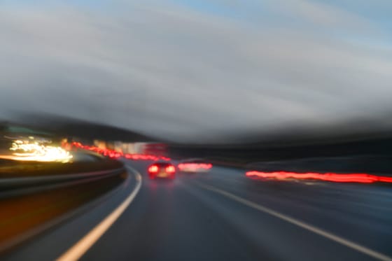 Üldözőbe vett és megpróbált elgázolni egy külföldi autós egy magyar sofőrt az M86-oson Csornánál