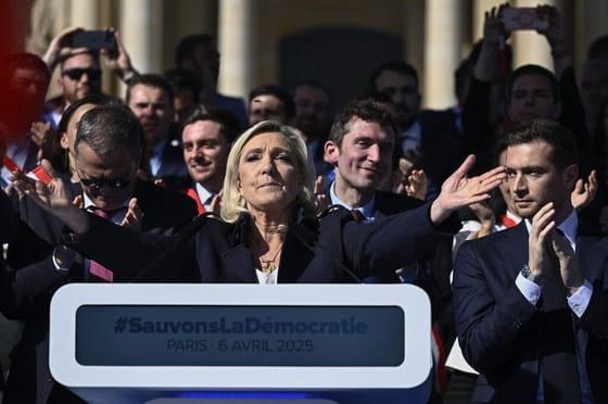 Tüntet a francia szélsőjobb, Le Pen szerint „Franciaország léte a tét”
