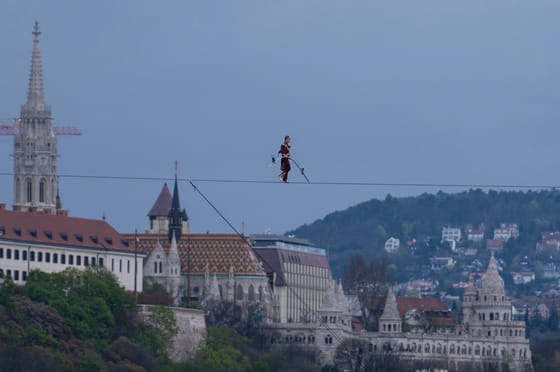 Balesetet szenvedett próba közben az artista, aki tavaly átkelt a Duna fölött egy drótkötélen