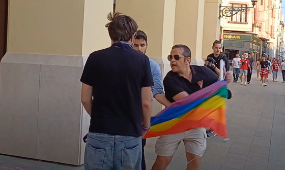 Tompos Márton keze megsérült, amikor Debrecenben rájuk rontott egy férfi egy szivárványos zászló miatt