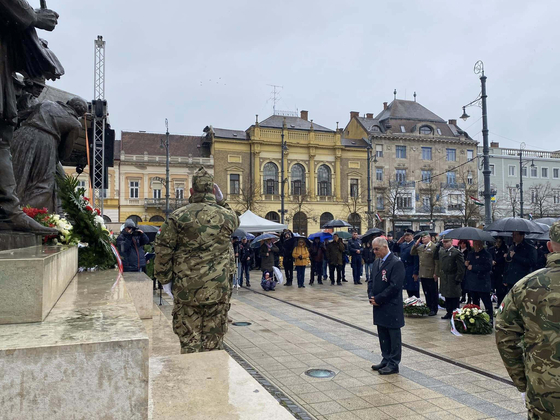 Debrecenben az orosz főkonzullal együtt koszorúzott a fideszes városvezetés