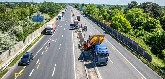 Betonelemekre cserélik az acélkorlátot – biztonságosabb lesz az M7-es Siófoknál