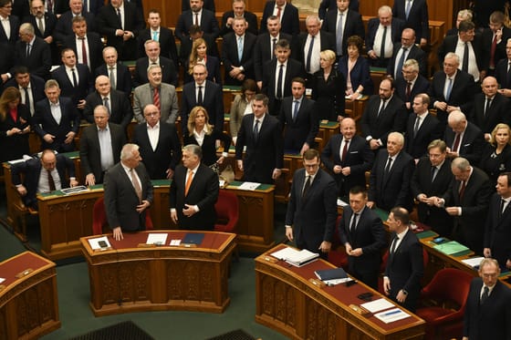Elfogadták Orbán alaptörvény-módosítását: korlátozzák az államfő kegyelmi jogkörét és eltörlik a kötelező ellenjegyzést