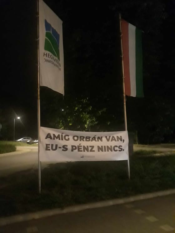 Molinót feszített a Momentum Orbán Viktor szavazóköréhez