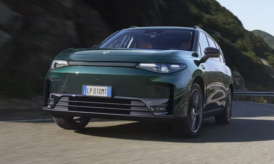 Európában támad a Teslára a legújabb kínai elektromos autó