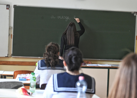 Kést vitt az iskolába, hogy "megszurkálja" a tanárát, felfüggesztettet kapott