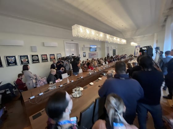 Kiss László a börtönben tette le polgármesteri esküjét, zenés minibalhé mellett kezdte el munkáját az óbudai testület