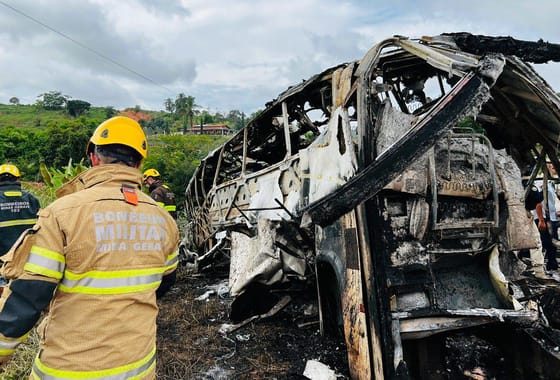 Szikla zuhant rá, karambolozott és kigyulladt egy brazil busz, sokan meghaltak