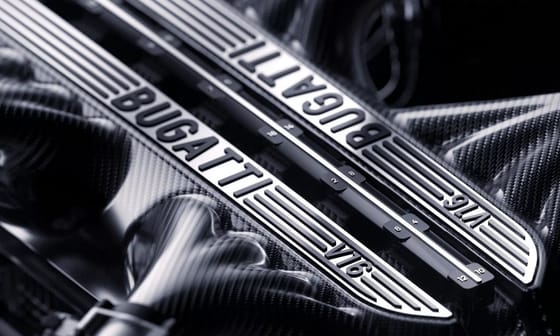 Meglepőt húzott a Bugatti, turbó nélkül támad a vadonatúj 16 hengeres motorja