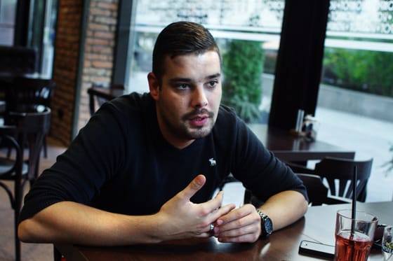 Szívizomgyulladása van Kiss Ádám humoristának, a fellépései szünetelnek