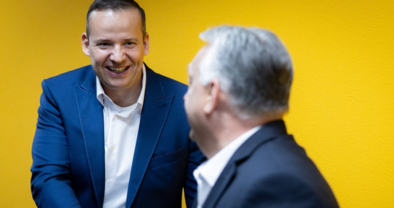 Lázár János után Orbán Viktor is a Mi Hazánk elnökével pózolt – Magyar Péter megfejtette, miért