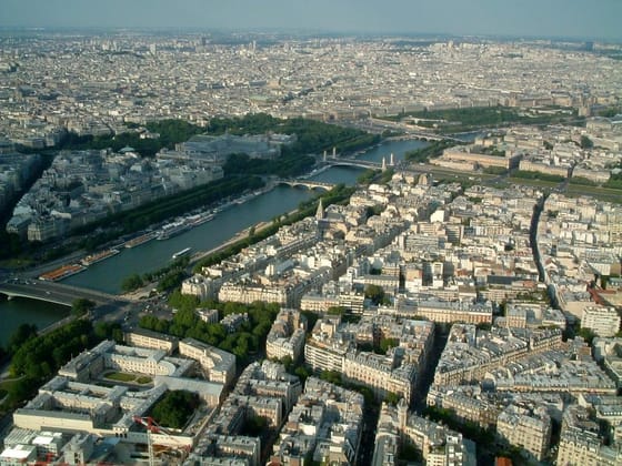 A francia sportminiszter fejest ugrott az ürülékkel is szennyezett Szajnába és úszott egyet