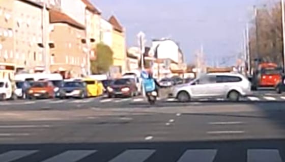 Áthajtott a piroson a budapesti ételfutár, egy autó oldalának csapódott – videó