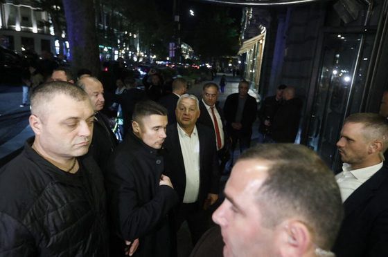 Tüntetők füttykoncertje fogadta Grúziában Orbán Viktort – videó