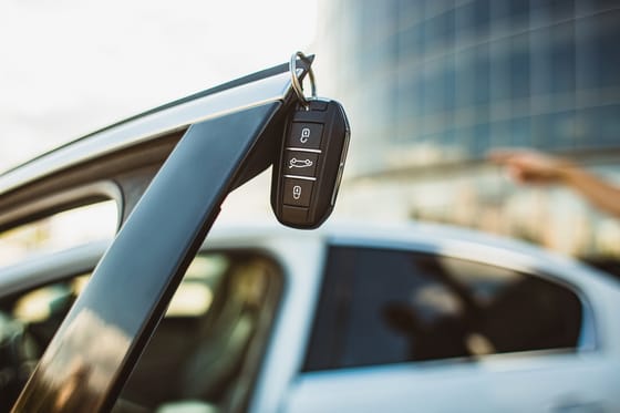 Elektromos vagy belső égésű, esetleg mindkettő? Válaszút előtt az autógyártás