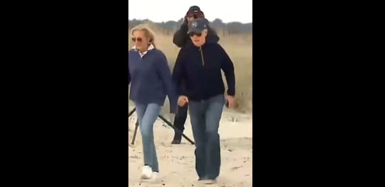 Videón, ahogy Joe Biden a homokban botladozik a tengerparti háza közelében