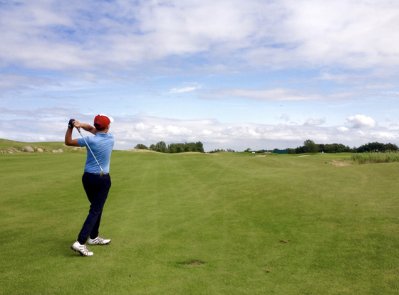 Beleálltak a golfba