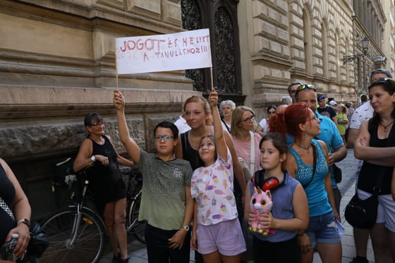 Zokogó gyerekek, magukra maradt szülők – sokan nem tudják, mi lesz velük Iványi iskoláinak bezárása után