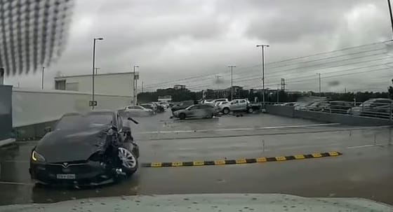 Leugratott egy áruházi parkoló emeletéről egy Tesla – videó
