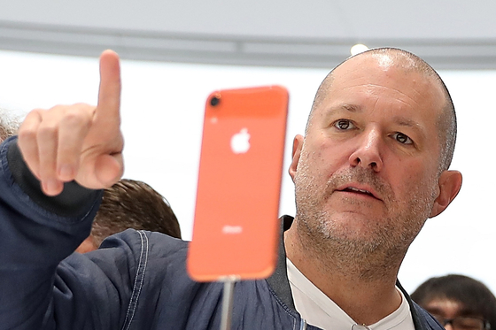 Leszoktatni az embereket a képernyőkről – ezt lehet tudni az OpenAI készülő eszközéről, amin az Apple volt sztártervezője is dolgozik