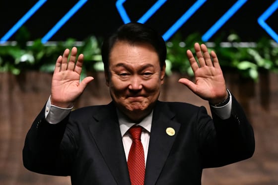 Dél-Koreában sok ezer tüntető sürgette a felfüggesztett elnök letartóztatását
