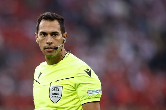 Argentin játékvezető fújja a sípot a skót–magyaron