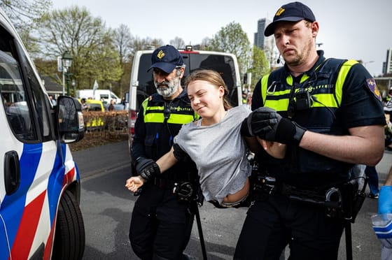 Lovasrendőrök várták Greta Thunbergéket Hágában - több mint száz aktivistát vittek be (videóval)