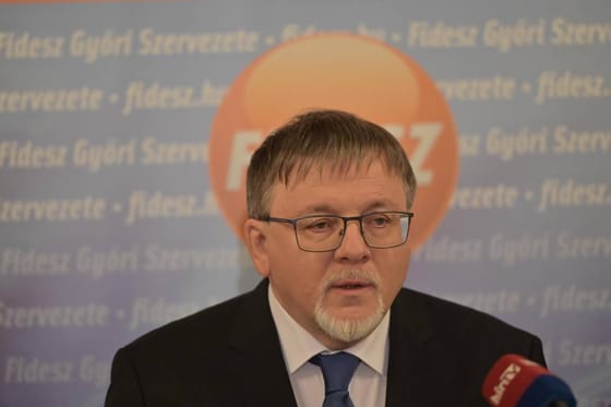 „Ne lopjátok meg Győrt!” feliratú táblákkal tüntetnek a győri városházán, miután a leköszönő Dézsi szerintük pénzszórásba kezdene