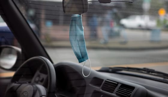 Visszapillantón lógó arcmaszk miatt nem látta a biciklist a sofőr, baleset lett belőle