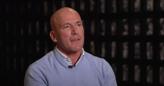 Bennfentes kereskedelem gyanúja miatt felfüggesztették az Ajax vezérigazgatóját  