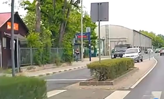 Még a mercis terepjárós is lefagyott attól, mit művel egy ámokfutó Dunaharasztiban – videó