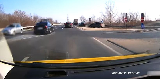 Nehéz magyarázatot találni rá, ahogy ez a BMW-s és taxis közlekedik – videó