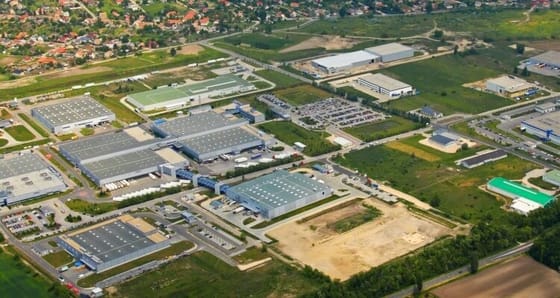 A Greenpeace szerint trükköznek a komáromi akkumulátorgyárhoz köthető kibocsátási határértékekkel