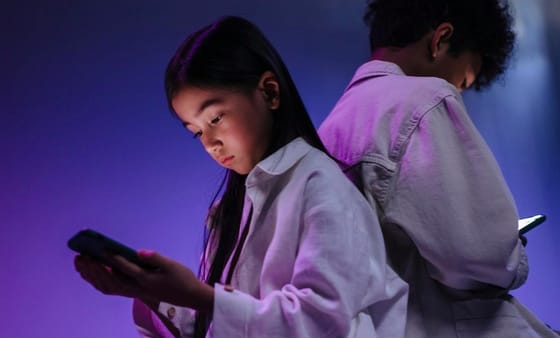 Betelt a pohár New Yorkban: példátlan tiltás érik a 18 évnél fiatalabbak telefonjain